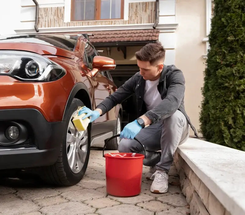 Lavage auto à domicile Gaillon : professionnel intervenant sur un véhicule